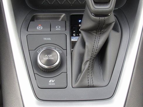 New 2025 Toyota RAV4 XLE w/ Convenience Package AWD/4WD image 31