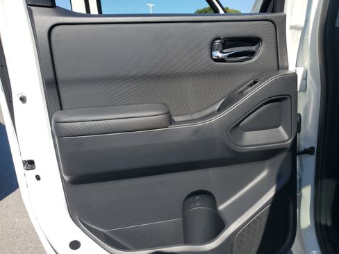 Used 2024 Nissan Frontier SV image 27