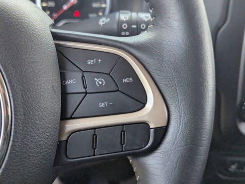 Used 2015 Jeep Renegade Limited image 27