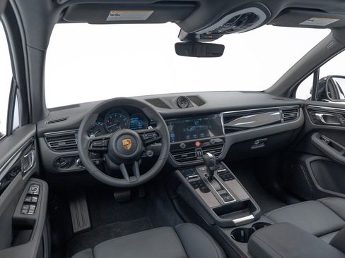 Certified 2025 Porsche Macan image 4