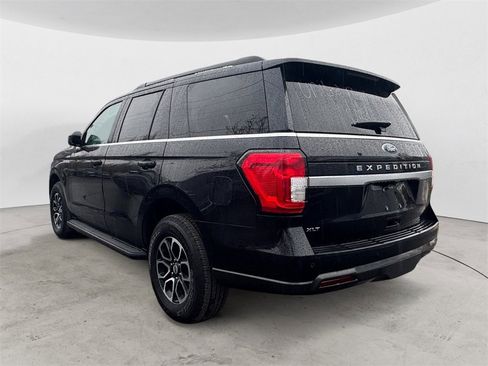 Used 2022 Ford Expedition XLT image 3