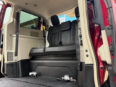 Used 2014 Chrysler Town & Country Touring image 16