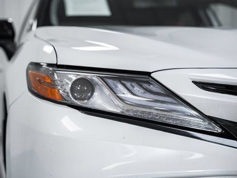 Used 2019 Toyota Camry XSE w/ Navigation Package FWD image 9
