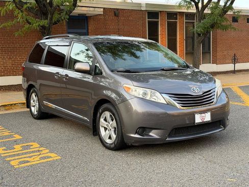 Used 2016 Toyota Sienna LE w/ Protection Package FWD image 5