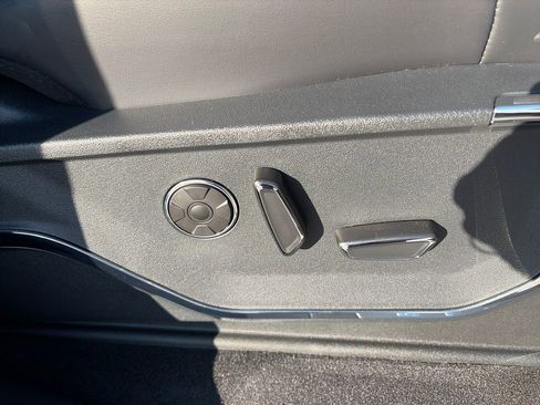 Used 2025 Ford F150 Platinum image 17