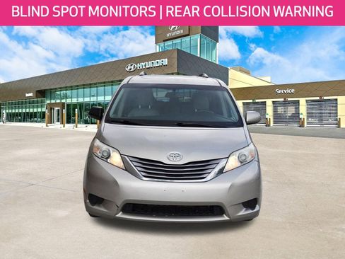 Used 2016 Toyota Sienna XLE Premium FWD image 2
