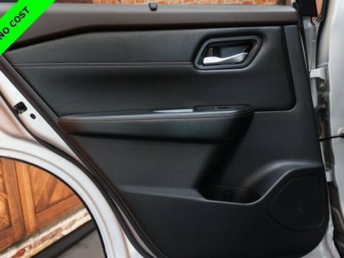 Used 2022 Nissan Rogue SV w/ SV Premium Package image 41