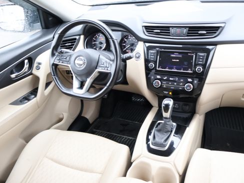 Used 2020 Nissan Rogue SV image 16