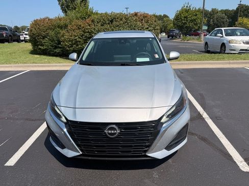 Used 2023 Nissan Altima 2.5 SV w/ SV Premium Package FWD image 3
