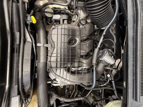 Used 2012 Chrysler Town & Country Limited FWD image 20