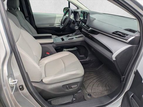 Used 2025 Toyota Sienna XLE image 19