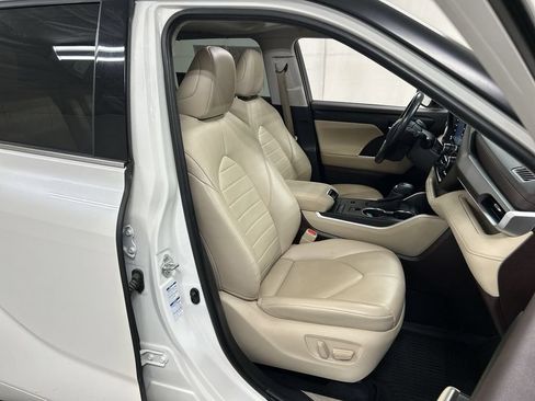 Used 2021 Toyota Highlander XLE AWD/4WD image 25