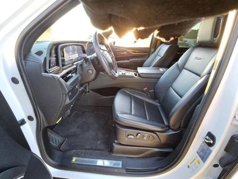 Used 2024 Cadillac Escalade Luxury image 3
