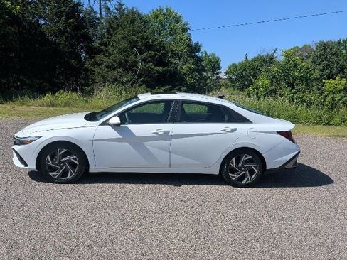 Used 2025 Hyundai Elantra SEL FWD image 2