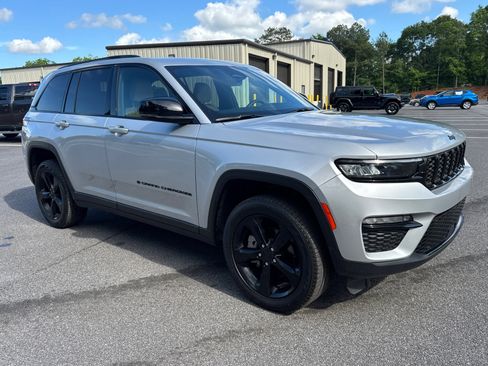 Certified 2025 Jeep Grand Cherokee Limited w/ Black Appearance Package AWD/4WD image 3