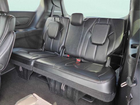 Used 2025 Chrysler Pacifica Select FWD image 11