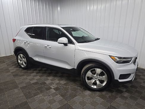 Used 2022 Volvo XC40 T5 Momentum w/ Climate Package image 1