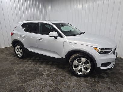 Used 2022 Volvo XC40 T5 Momentum w/ Climate Package