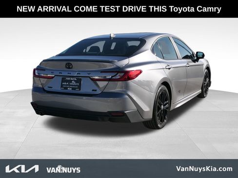 Used 2025 Toyota Camry SE image 3