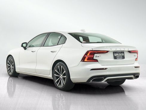 Used 2022 Volvo S60 B5 Momentum w/ Premium Package AWD/4WD image 3