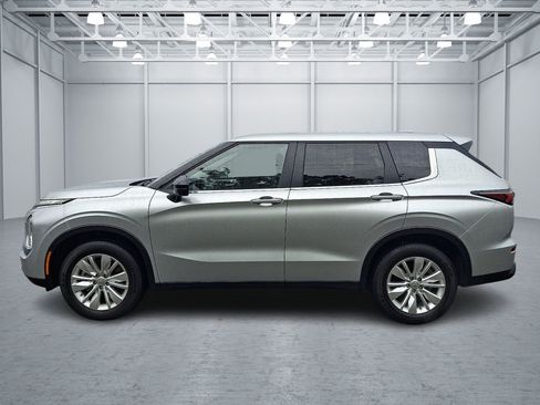 Used 2025 Mitsubishi Outlander ES AWD/4WD image 2