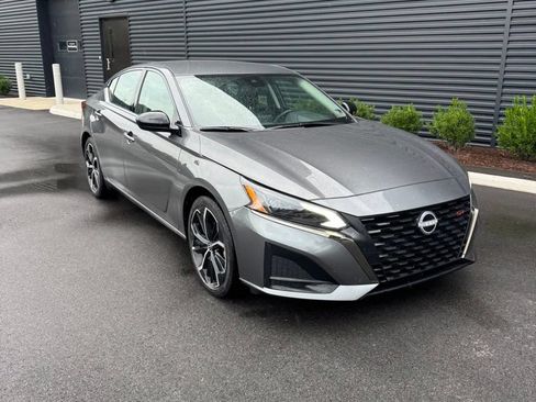 Used 2025 Nissan Altima 2.5 SR FWD image 2