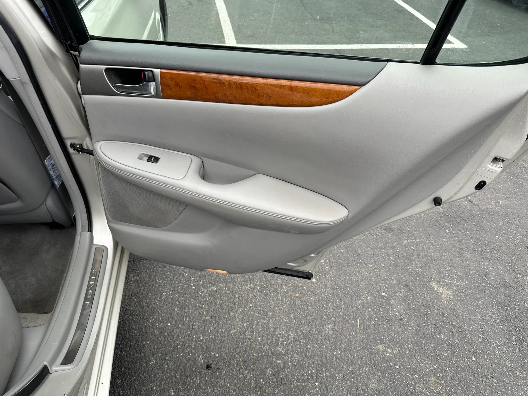 Used 2005 Lexus ES 330 w/ Preferred Accessory Pkg FWD image 14