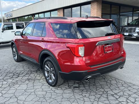 Used 2021 Ford Explorer XLT w/ Equipment Group 202A AWD/4WD image 12