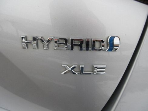 Used 2021 Toyota Prius XLE image 6
