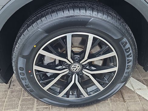 Used 2021 Volkswagen Tiguan SE w/ Panoramic Sunroof Package image 4