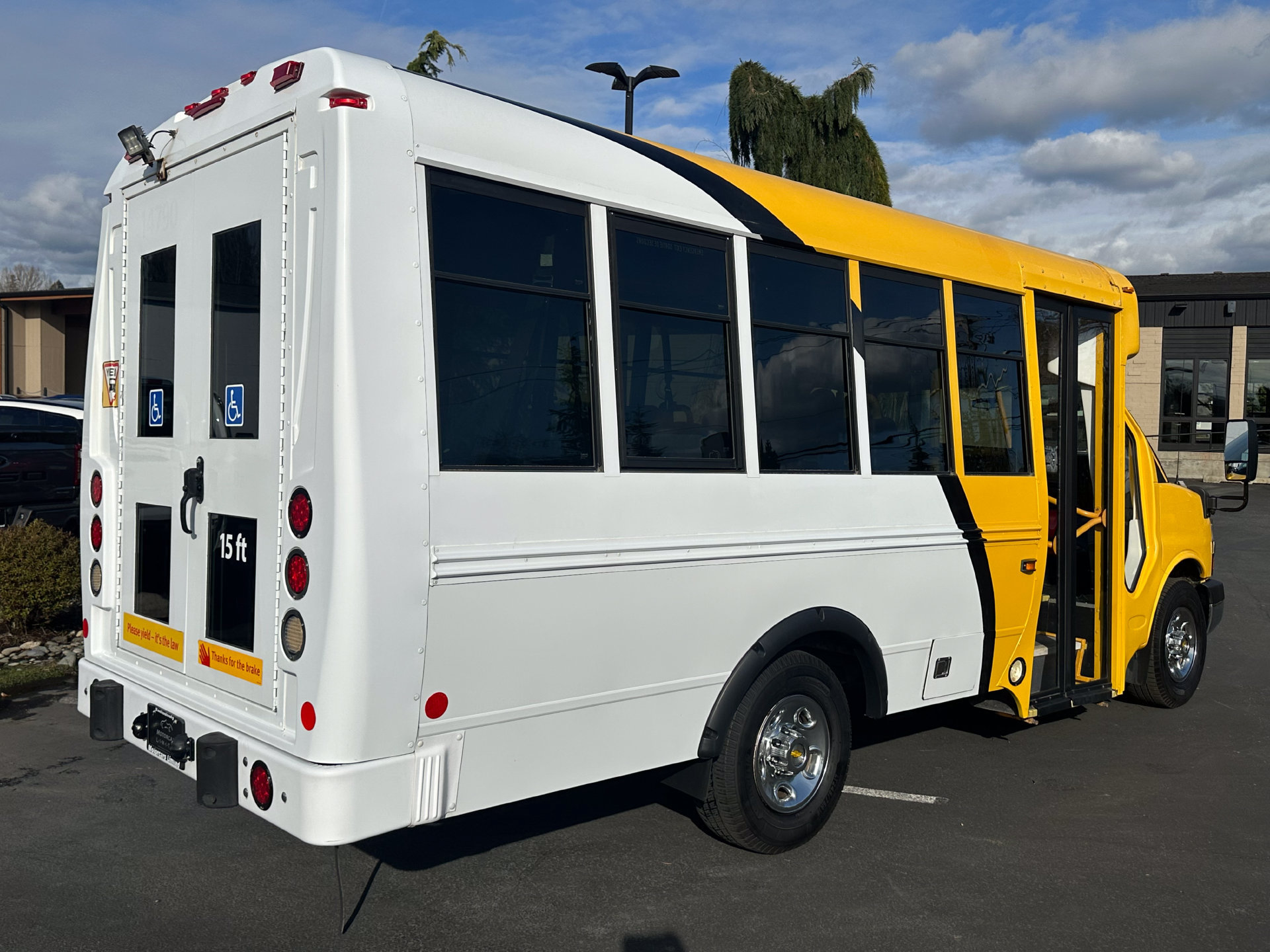 Used 2014 Chevrolet Express 3500 RWD image 2
