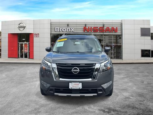 Used 2024 Nissan Pathfinder Platinum image 2