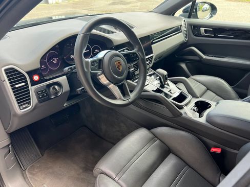 Used 2021 Porsche Cayenne Coupe AWD/4WD image 3