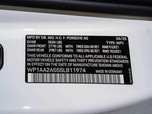 Certified 2025 Porsche Macan image 30