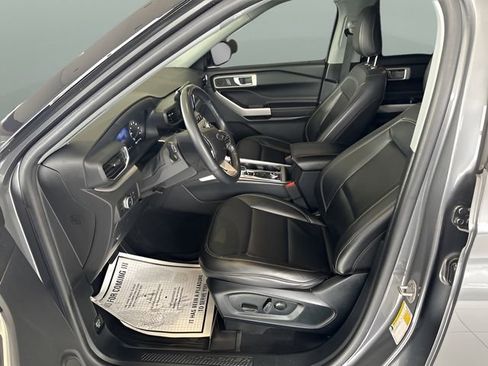 Used 2022 Ford Explorer XLT w/ Equipment Group 202A image 8