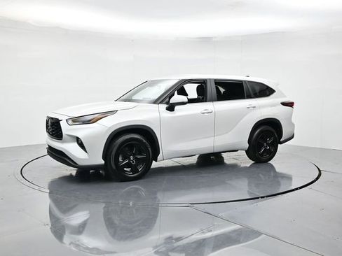 Used 2024 Toyota Highlander LE image 5