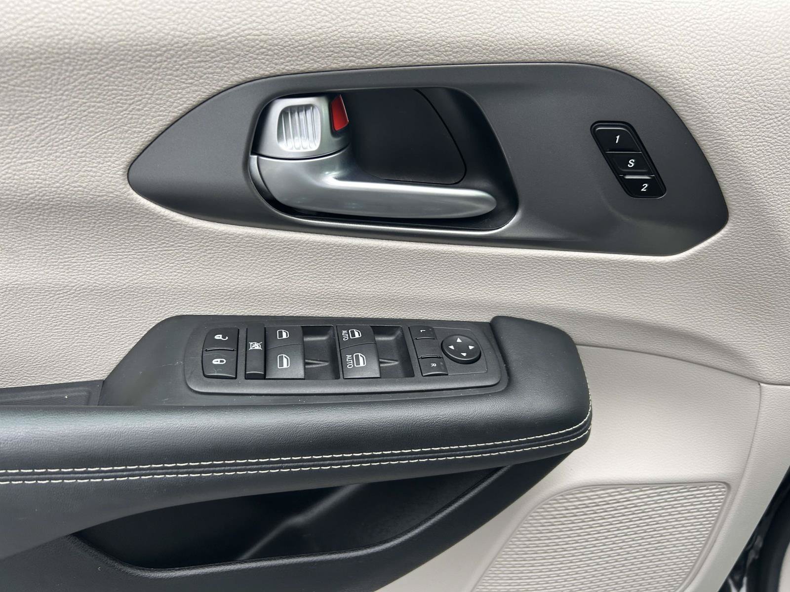 Used 2023 Chrysler Pacifica Touring-L FWD image 19