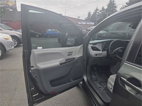 Used 2020 Toyota Sienna LE FWD image 15