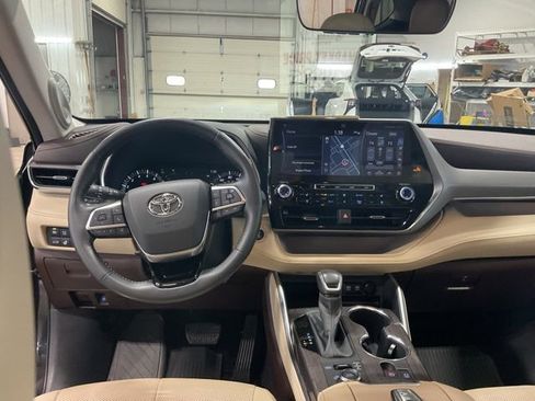 Used 2020 Toyota Highlander Limited image 12