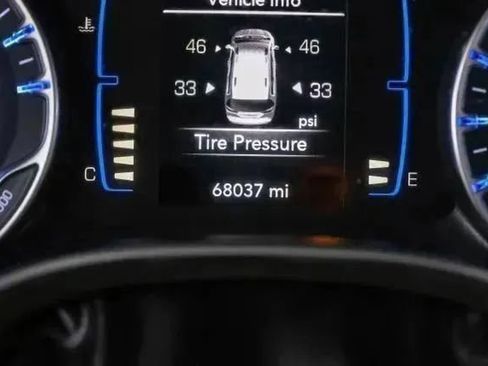 Used 2018 Chrysler Pacifica Touring Plus w/ Tire & Wheel Group FWD image 25