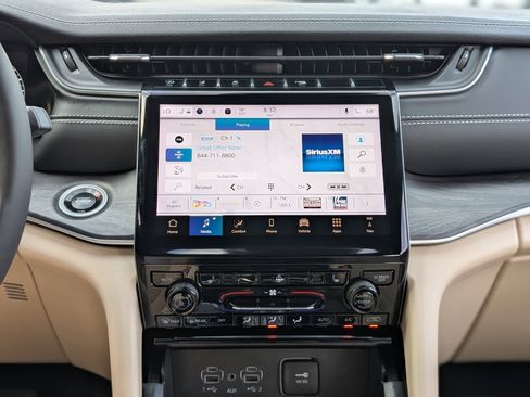 Used 2025 Jeep Grand Cherokee Limited image 26