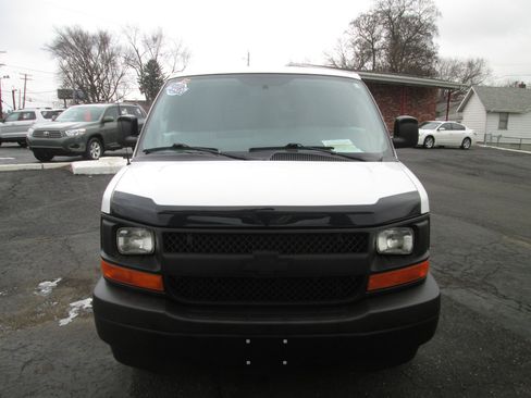 Used 2017 Chevrolet Express 2500 image 26