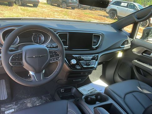 New 2026 Chrysler Voyager LX image 21
