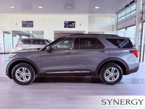 Used 2023 Ford Explorer XLT w/ Equipment Group 202A AWD/4WD image 8