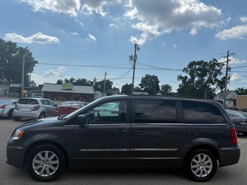Used 2015 Chrysler Town & Country Touring FWD image 2