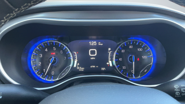 Used 2024 Chrysler Pacifica Touring-L FWD image 13