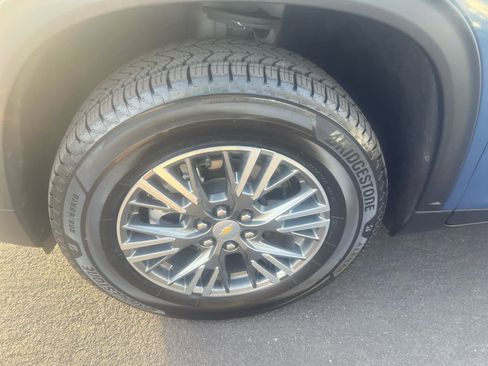 Used 2025 Chevrolet Traverse LT image 6