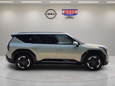 Used 2024 Kia EV9 Land AWD/4WD image 2
