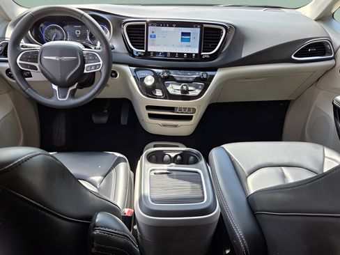 Used 2023 Chrysler Pacifica Touring-L FWD image 12