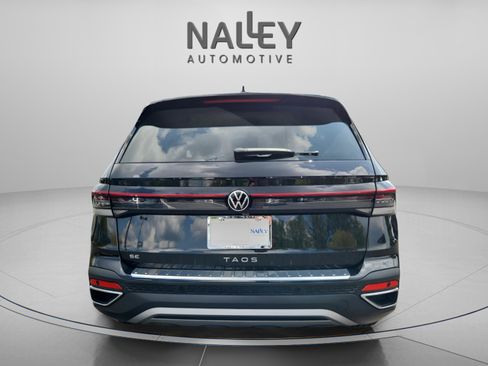 Certified 2025 Volkswagen Taos SE image 4